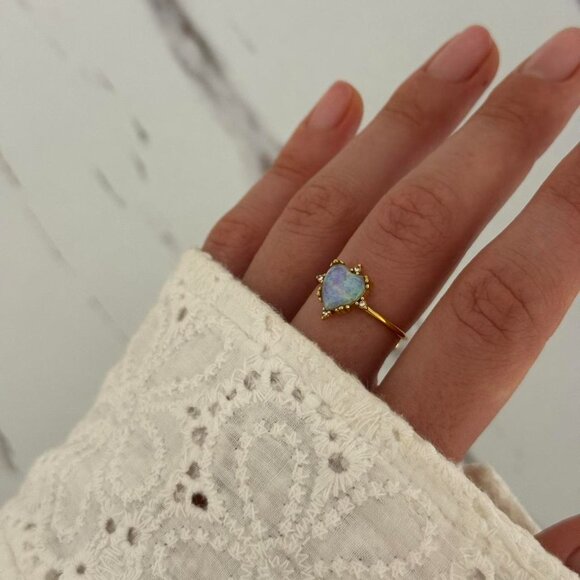 Sku:0191 vintage vibe gold ring with chameleon blue stone heart zircon stone - Picture 5 of 5